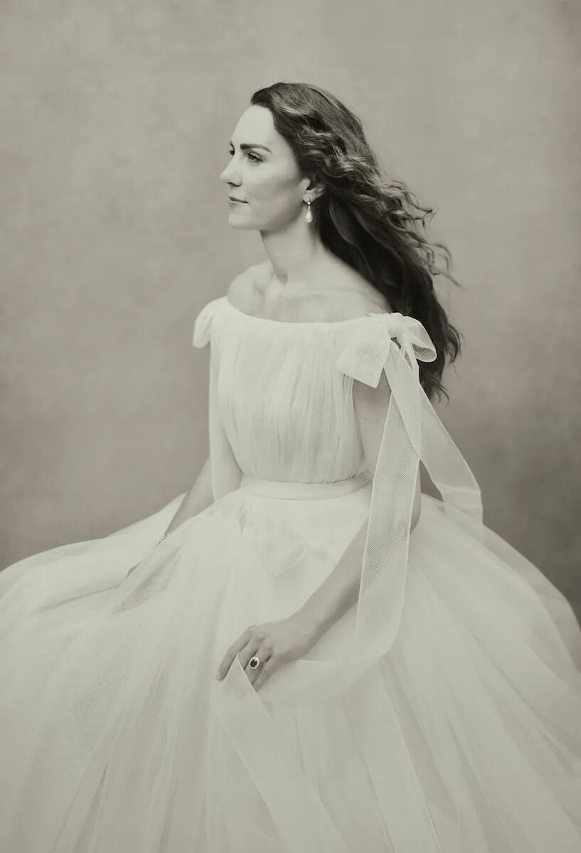 Помимо серёг принцессы Дианы, Кейт демонстрирует обручальное кольцо с сапфиром, которое тоже носила её покойная свекровь. Эта Фотография напоминает стиль фотографий эпохи королевы Виктории. Фотография из открытого источника.