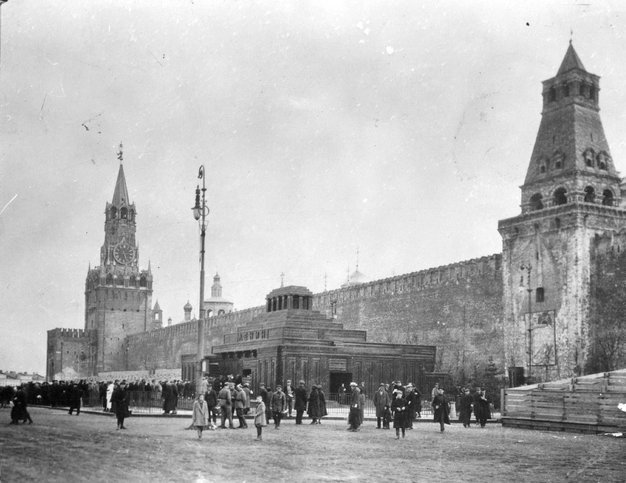 Мавзолей Владимира Ильича Ленина в 1934 году в Москве