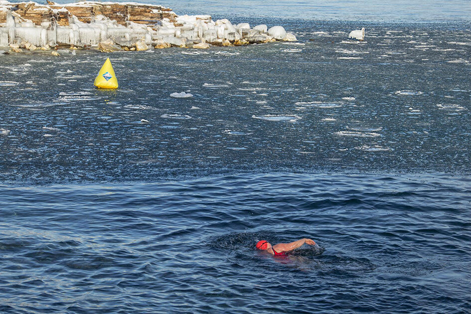 Температура  воды чуть выше нуля. Фото Ирины Коледовой