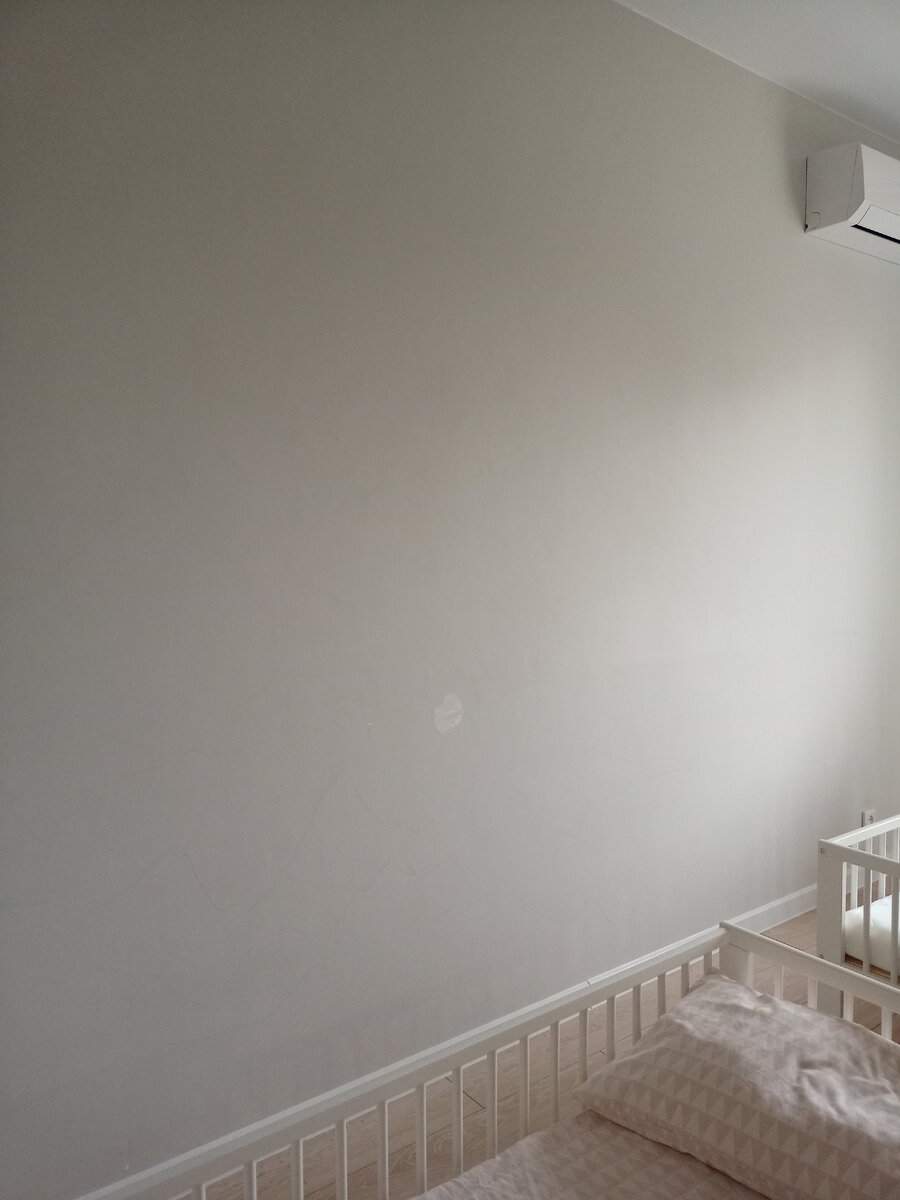 У меня была заранее подготовлена стена, покрашена в самый светлый оттенок серого.