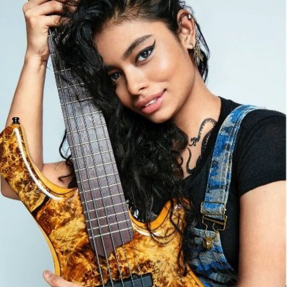 Мохини Дей – индийская бас-гитаристка, родилась в 1996 году в городе Калькутта. В дальнейшем училась в Мумбаи. Мохини живет, дышит и спит музыкой. В настоящее время сформировавшейся опытный музыкант невероятного таланта и работоспособности. 