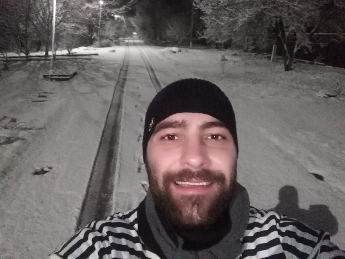 Это я на утренней пробежке. Всё-таки личный блог, а фотографий как токовых у меня немного, поэтому приходится оперативно новые делать. Так что не болейте и будьте Здравы!