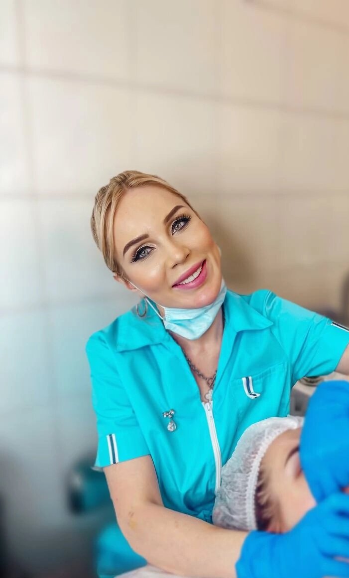 Показываю, что врач-косметолог покупает в магазинах косметики и ...