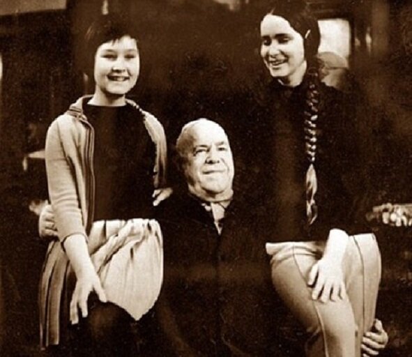 Жуков с дочерью Машей (справа) и Таней (слева) (1971)