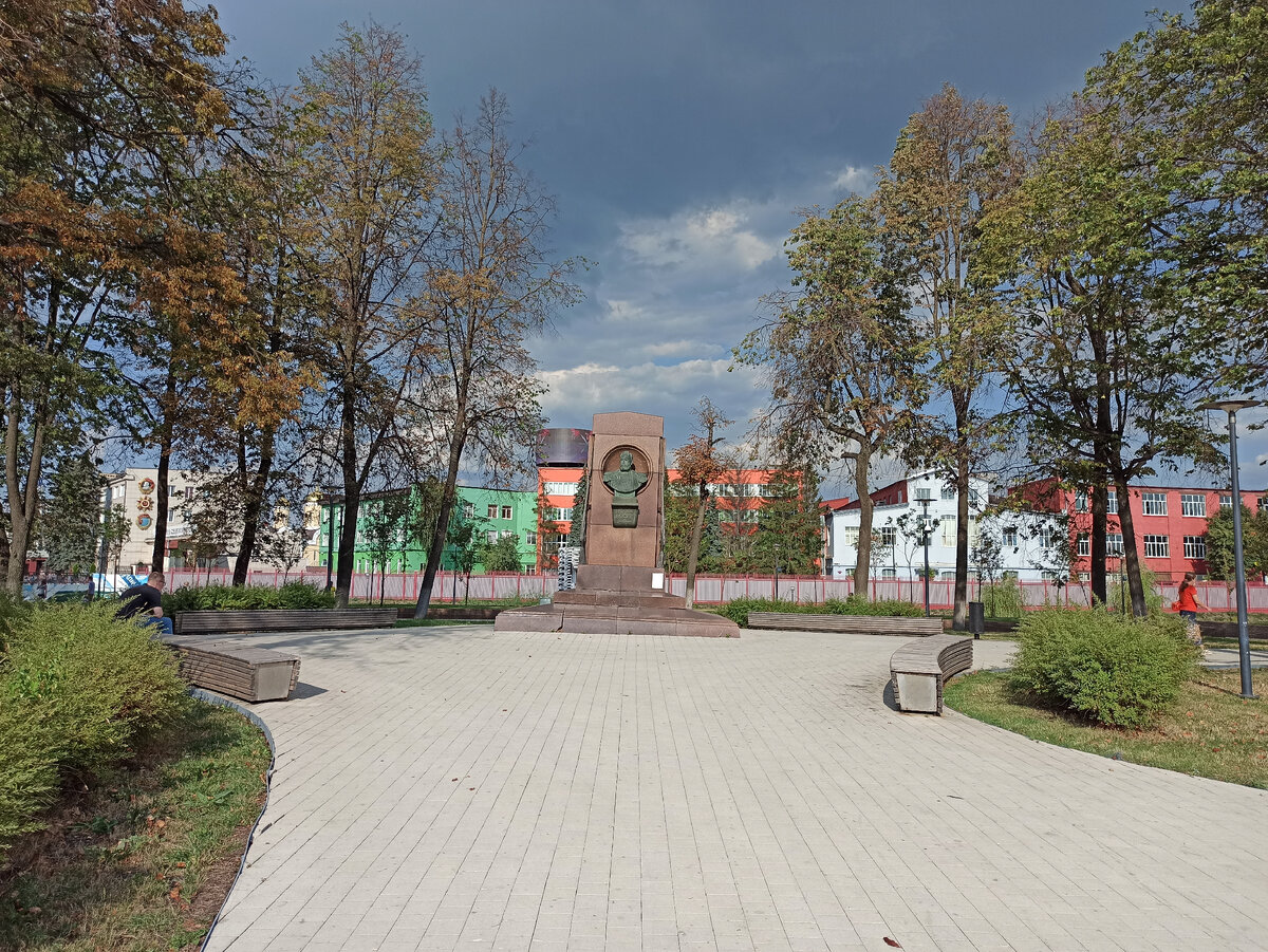 Фото автора. Зайти от остановки Мосина через скверик с памятников Мосину