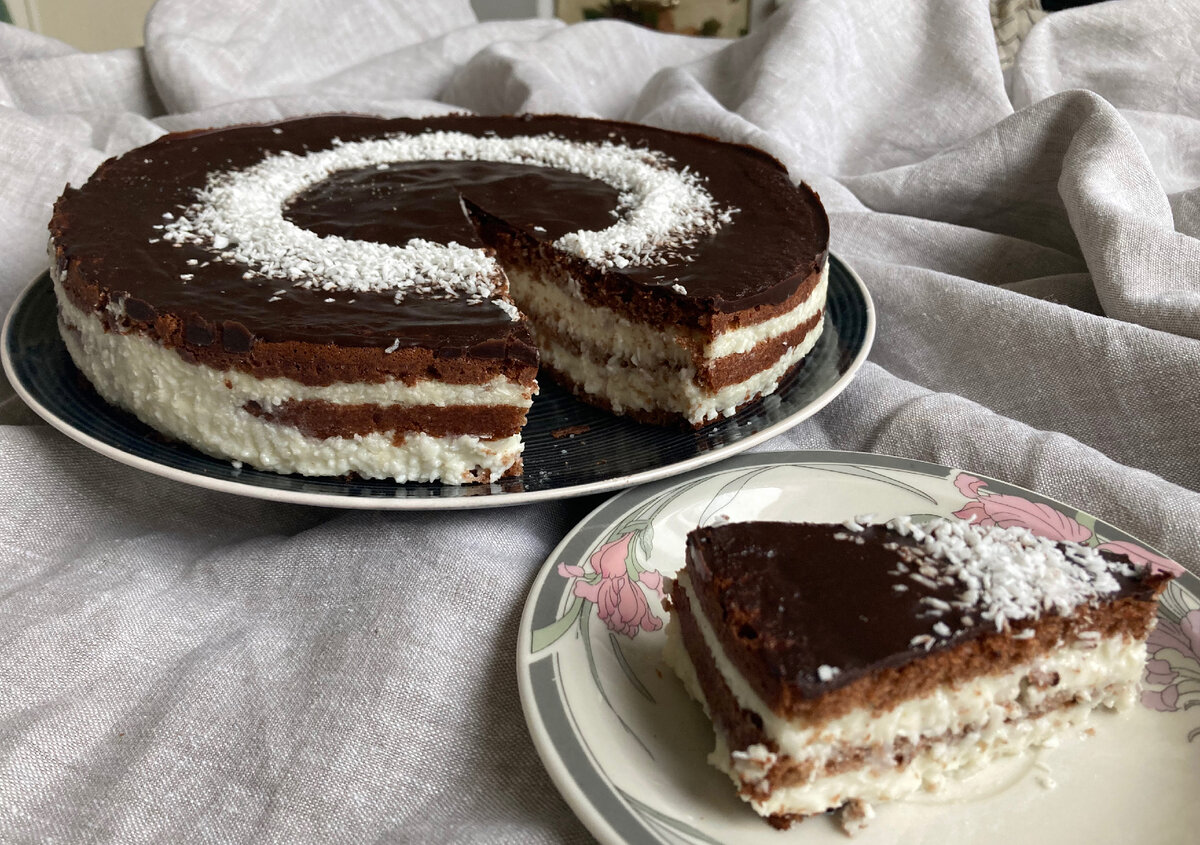 Шоколадный торт с кокосовой начинкой