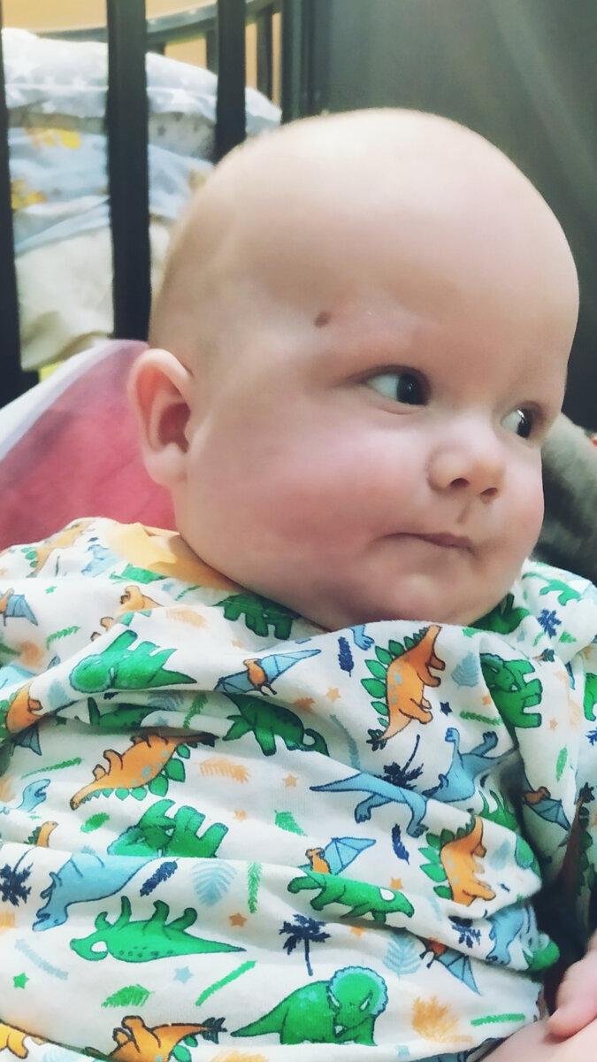 Максимка негодует, когда кто-то требует от скорой надеть бахилы😏