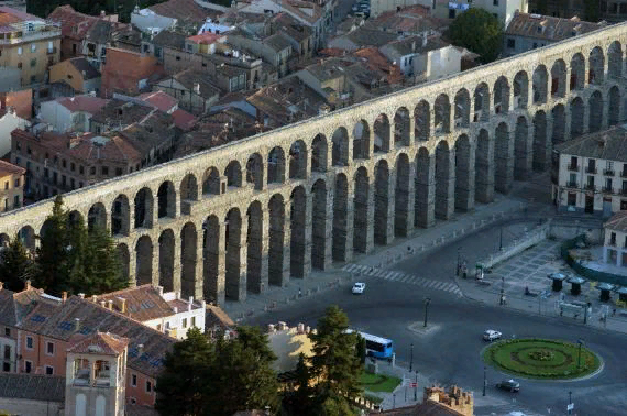 Акведук в Сеговии (Испания) включает около 21 тыс. каменных блоков. Ссылка: https://autogear.ru/article/138/472/akveduk-v-segovii---nasledie-drevnih-rimlyan-kogda-i-dlya-chego-byil-postroen-akveduk-v-segovii-ispaniya/