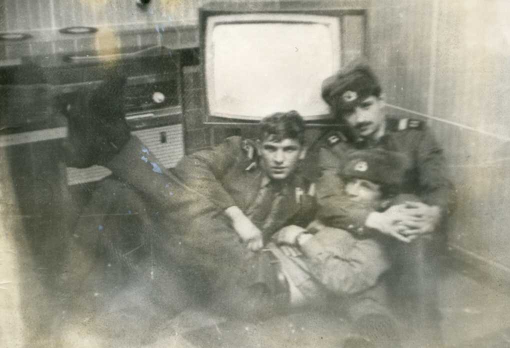 Фото автора. Телевизор в гараже. Рядом радиола. С верху пластинки.