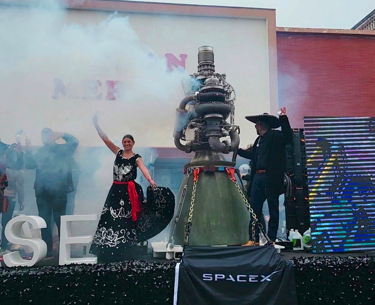  Платформа компании SpaceX на празднике "Дни Чарро" в штате Техас, фото Tesmanian