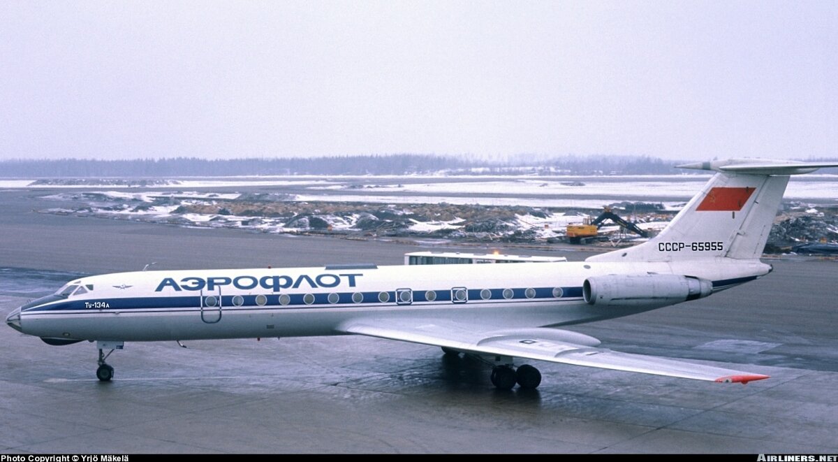 Ту-134А СССР-65955, прошедший ремонт в 1974 году. Хорошо видно нестандартное расположение фирменной надписи «Аэрофлот» на фюзеляже, фирменной эмблемы и надписи «Ту-134А». Хельсинки, 10 апреля 1976 года. Фото Юрьё Мякеля, Airliners.net.