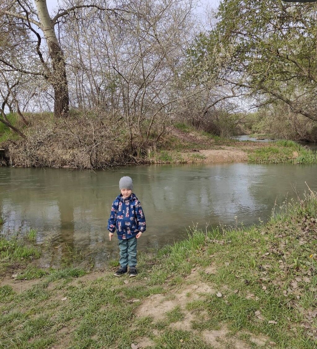 Возле скалы есть маленькая речка. 