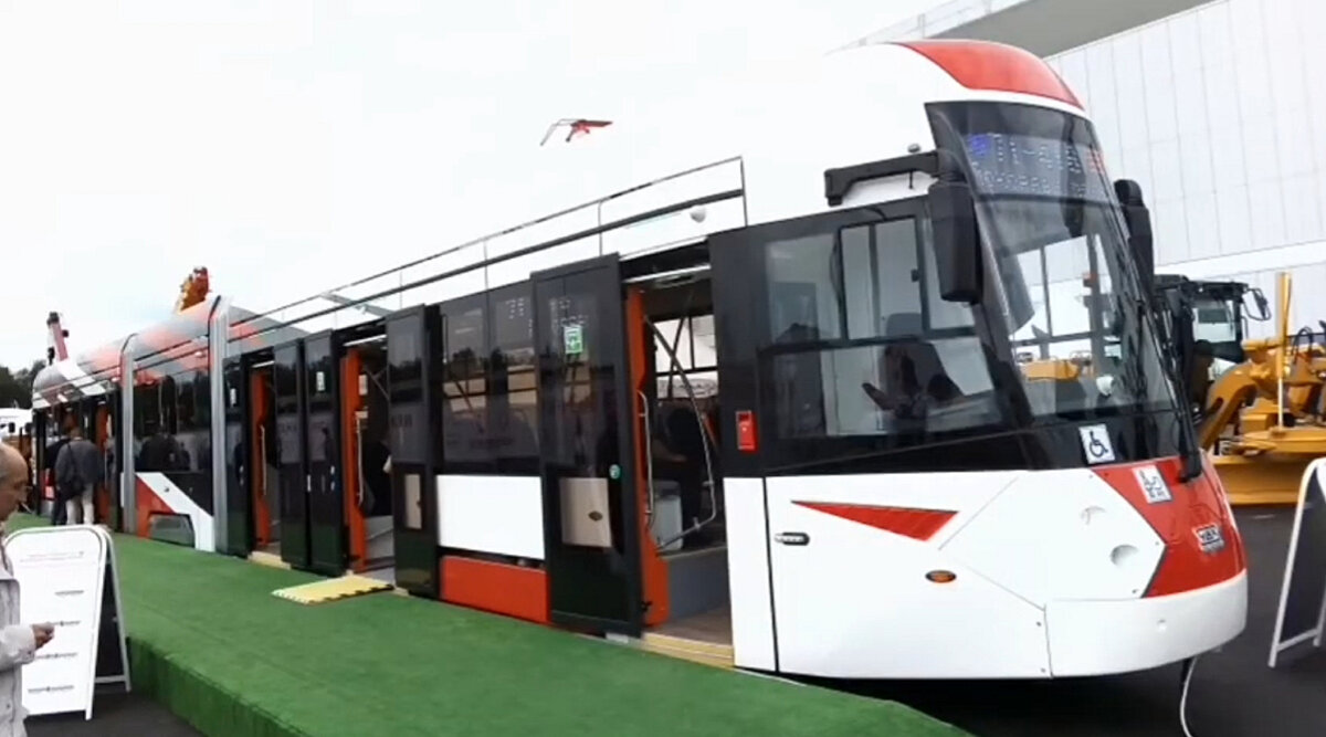 Фото сделано 10 июля 2019 года. Трамвай 71 418  на выставке Инопром. Вагон стоял на улице. 