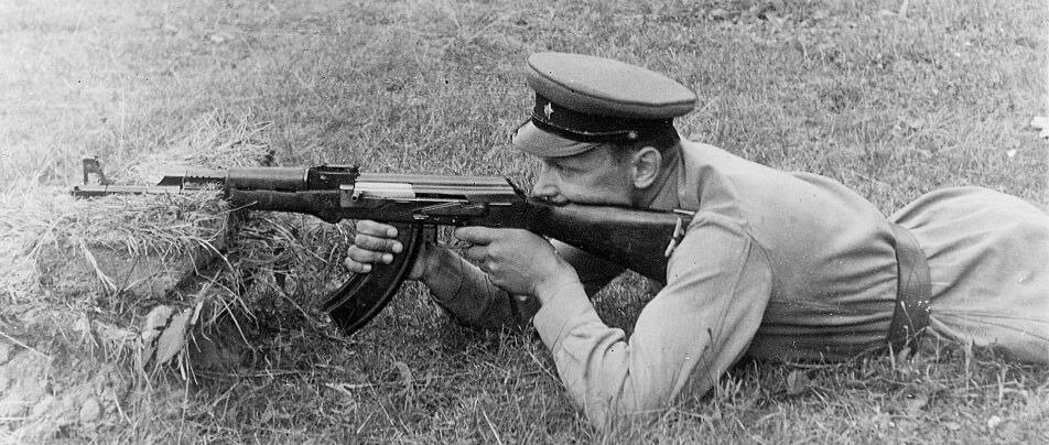 Стрелок с автоматом АК во время испытаний на полигоне. 1948 г.