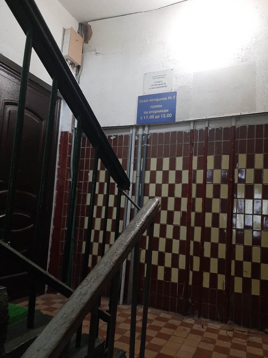 По стечению обстоятельств я оказалась в Совете ветеранов Сокольнического района города Москвы (столицы нашей Родины, 20 минут до Красной площади). И ужас объял меня. Конечно, я понимаю, что с этих ветеранов толку, как с козла молока. Ну действительно, кому они нужны? Им же выделяют какие-то подарки. Иногда. Бесплатные экскурсии. Иногда. Льготные билеты в театры. Иногда. Праздничные продуктовые наборы. Редко. Да и вообще, им, как пенсионерам, и так все дают. И пенсии, и лекарства многие бесплатно, и другую социальную помощь. Но я не о том много или мало. Я о другом.