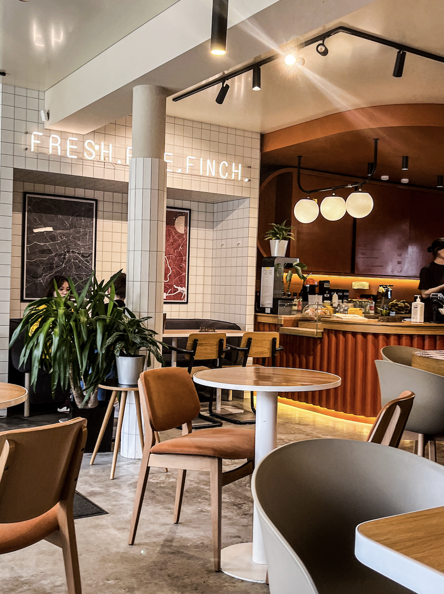 Интерьер весьма приятный.