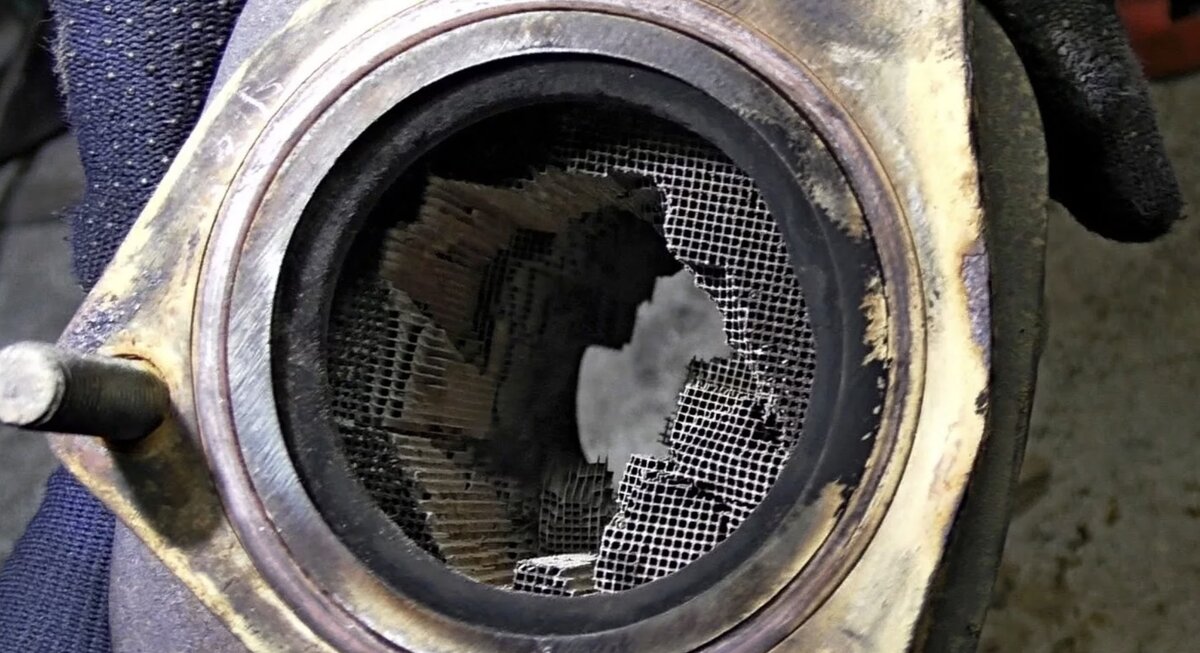 А вот такое может быть при его разрушении. И ошметки старого катализатора не всегда бесследно уходят в выхлоп