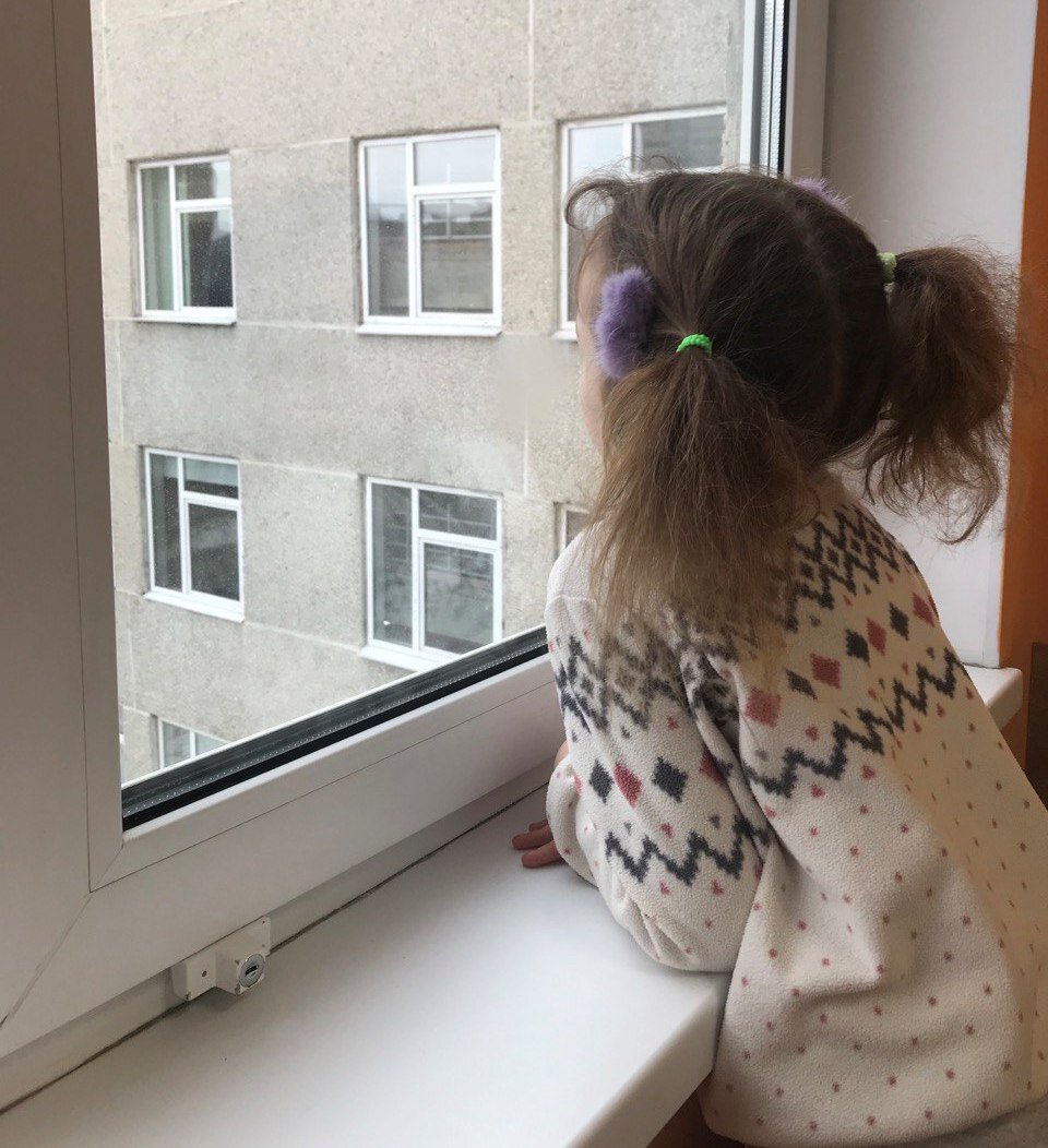 Машет папе и сестричке