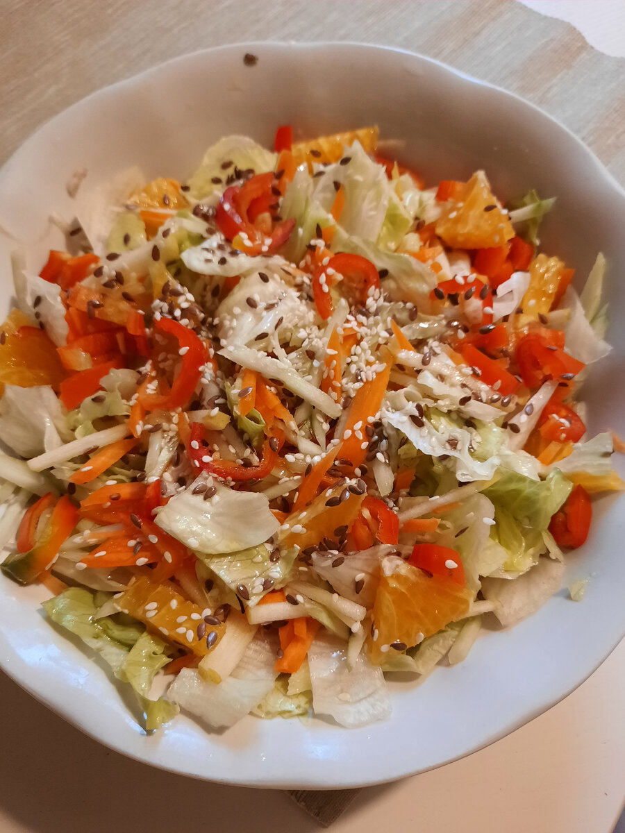 Салат из капусты, апельсина, яблока, сладкого перца, семян льна и кунжута. Пользы море, диетический,  и очень вкусный 😋. 