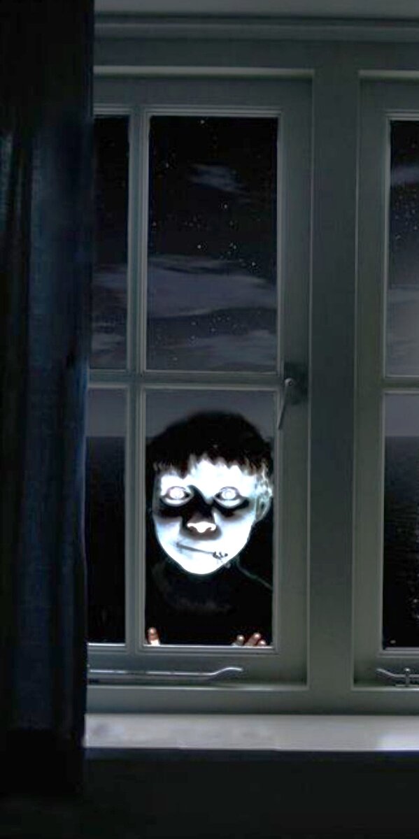 тень страха. человек у окна. тень за окном. окна пвх. монтаж пластиковых окон.
