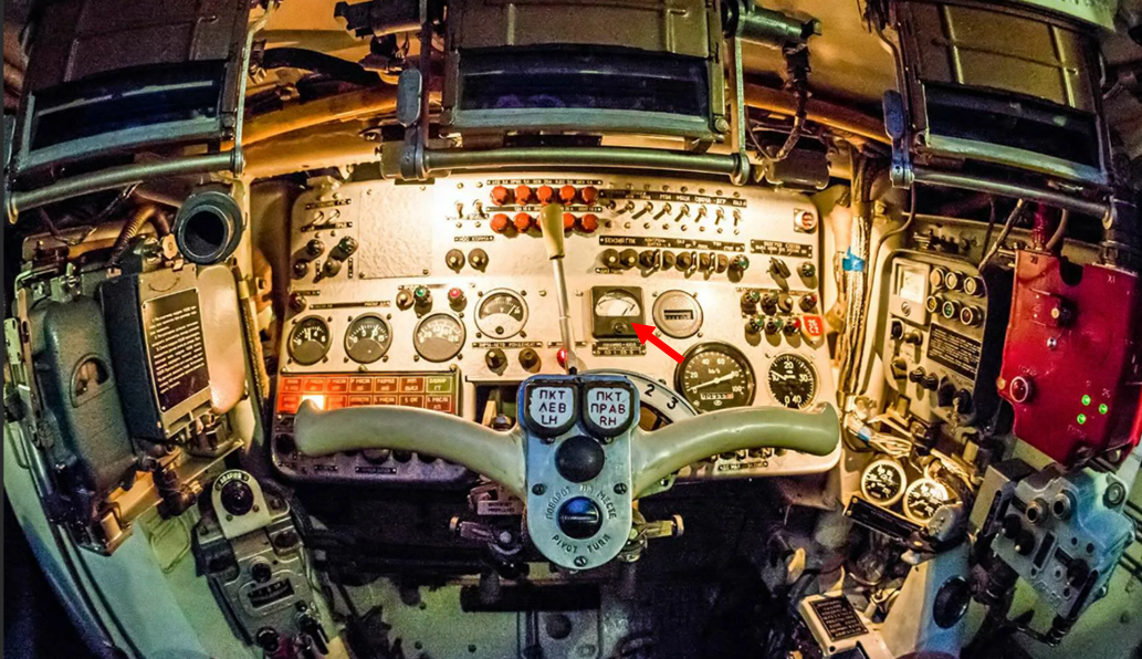 Место механика-водителя на БМП-3. Топливомер, конечно, странный – по сути амперметр, без вразумительного литража (помечен стрелкой)