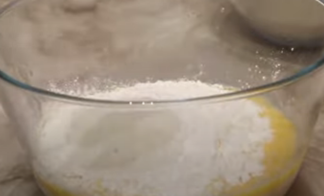 Сразу все смешивать в одной посуде не советую