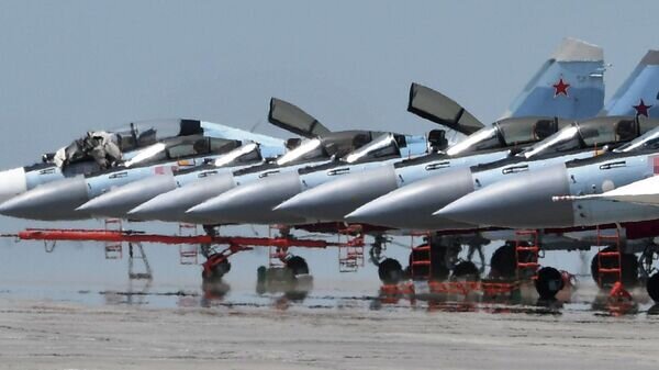    Многоцелевые истребители Су-35 ВКС России, задействованные в специальной военной операции, на аэродроме базирования© РИА Новости