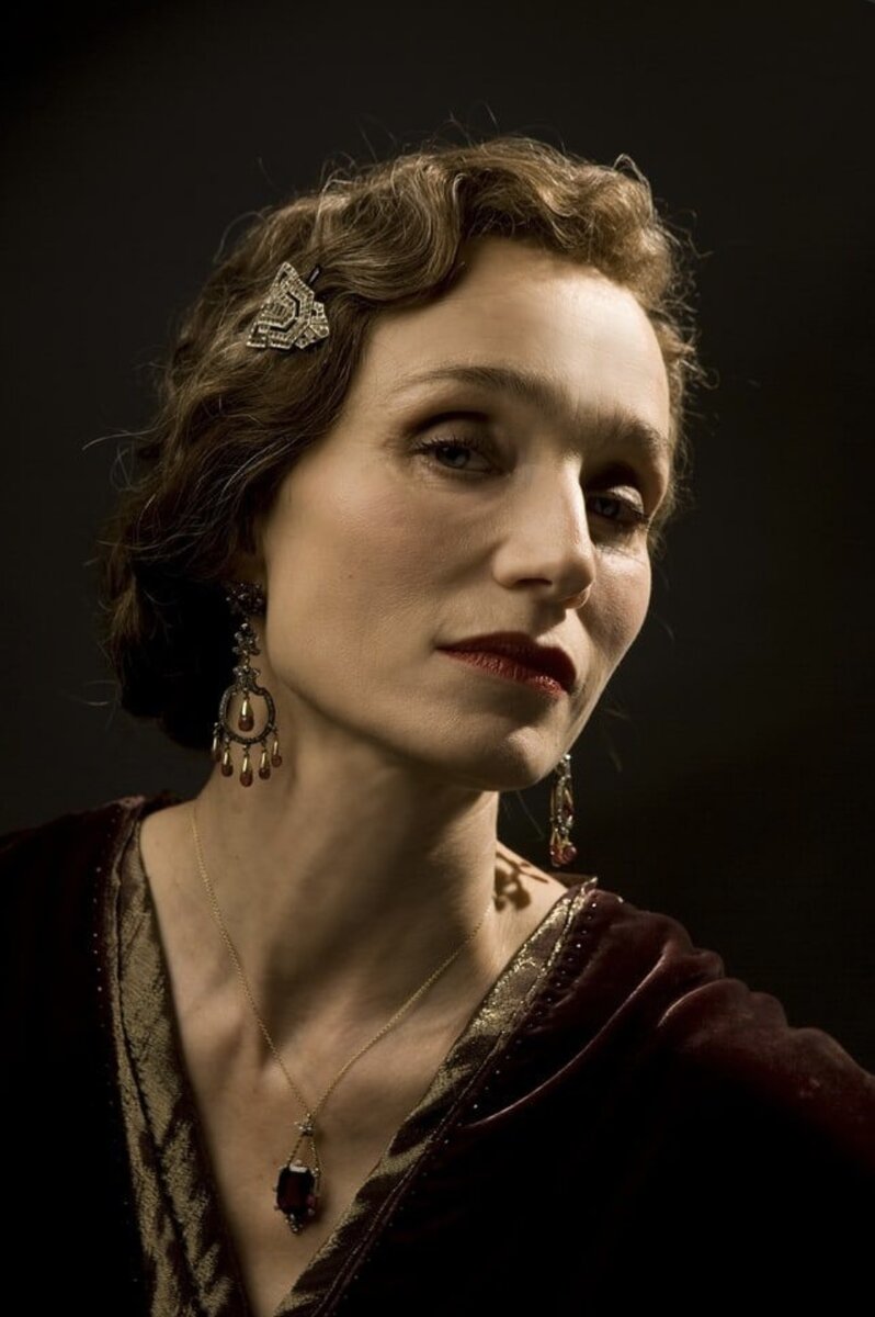 На удивление, красивая женщина, потратившая много сил, чтобы свою красотку не замечать. 