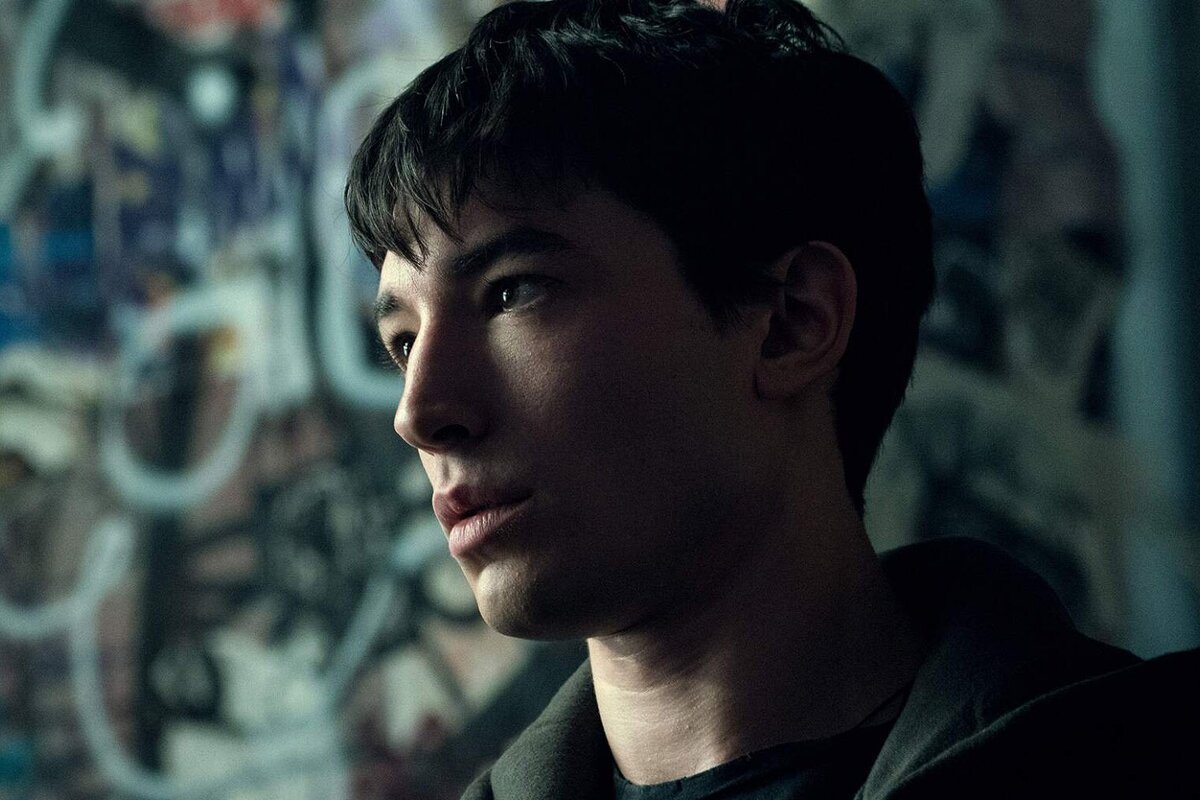     Что происходит с Эзрой Миллером: актер признался в психических отклонениях и начал курс лечения