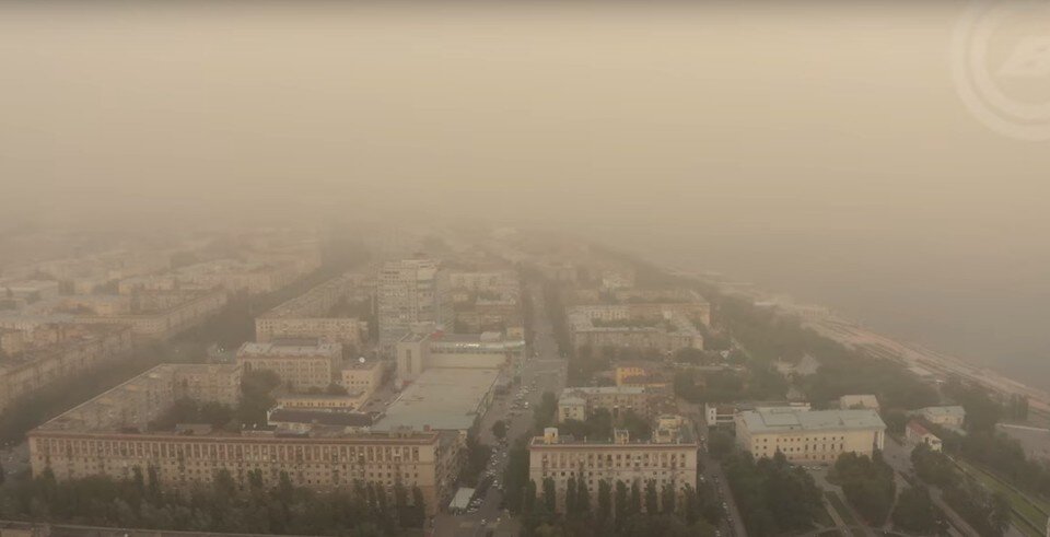     Город размыт за стеной пыли. Фото: кадр с видео