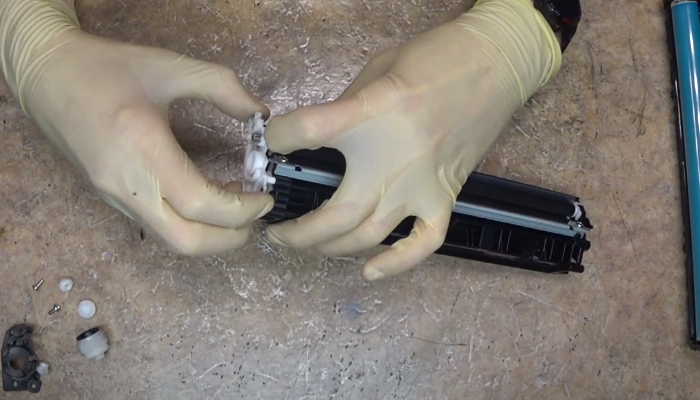 Фото 66. Устанавливаем обратно ролик проявки