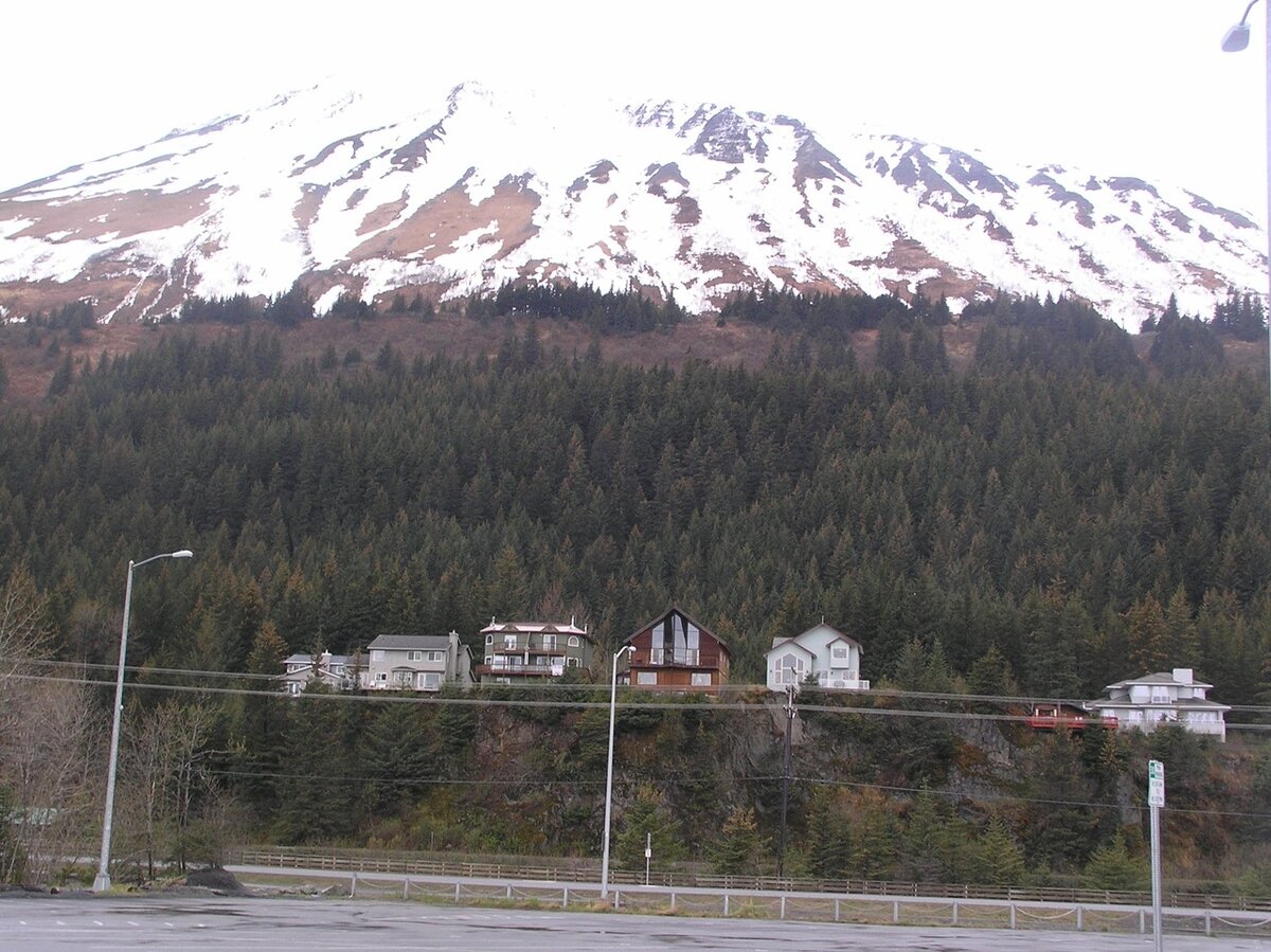 "Юбка" из хвойных деревьев, затем проредь, а еще выше - снега.