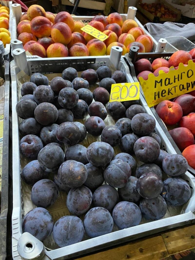 Рынок в судаке. Продает фрукты. Рынок в Судаке фрукты. Помидоры на рынке. Инжир рынок Крым.