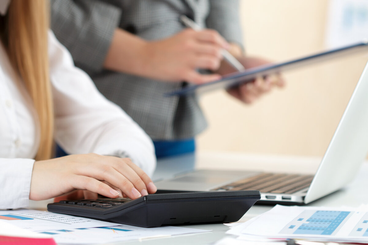 Начисление зарплаты осуществляются по табелям учета рабочего времени и трудовым договорам (приказам)