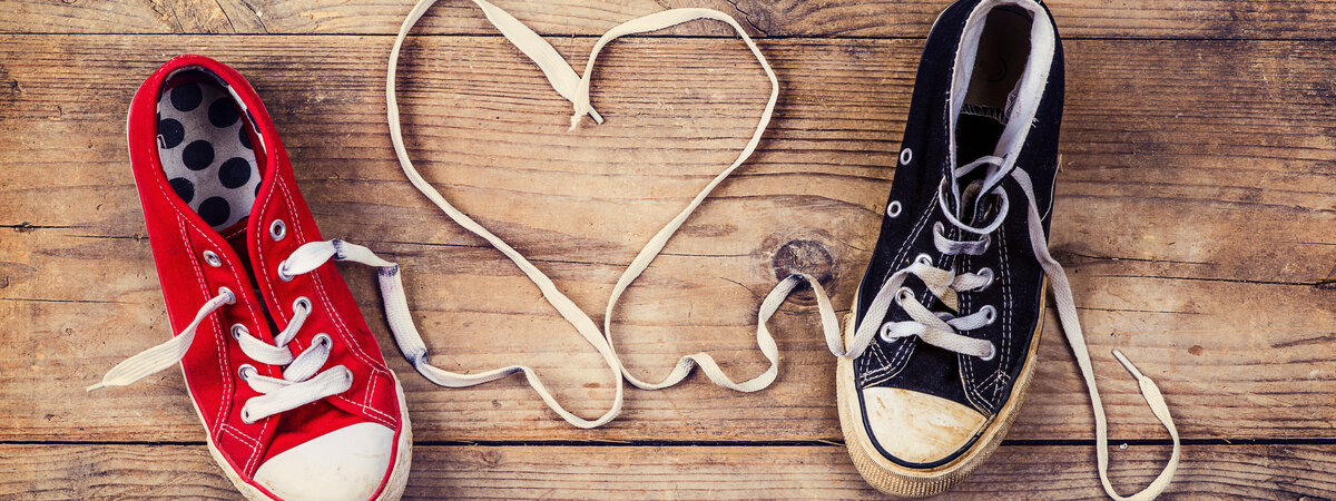 https://www.goodfon.ru/download/baby-shoes-heart-love-romantic-serdtse-liubov-kedy-shnurki/3200x1200/
