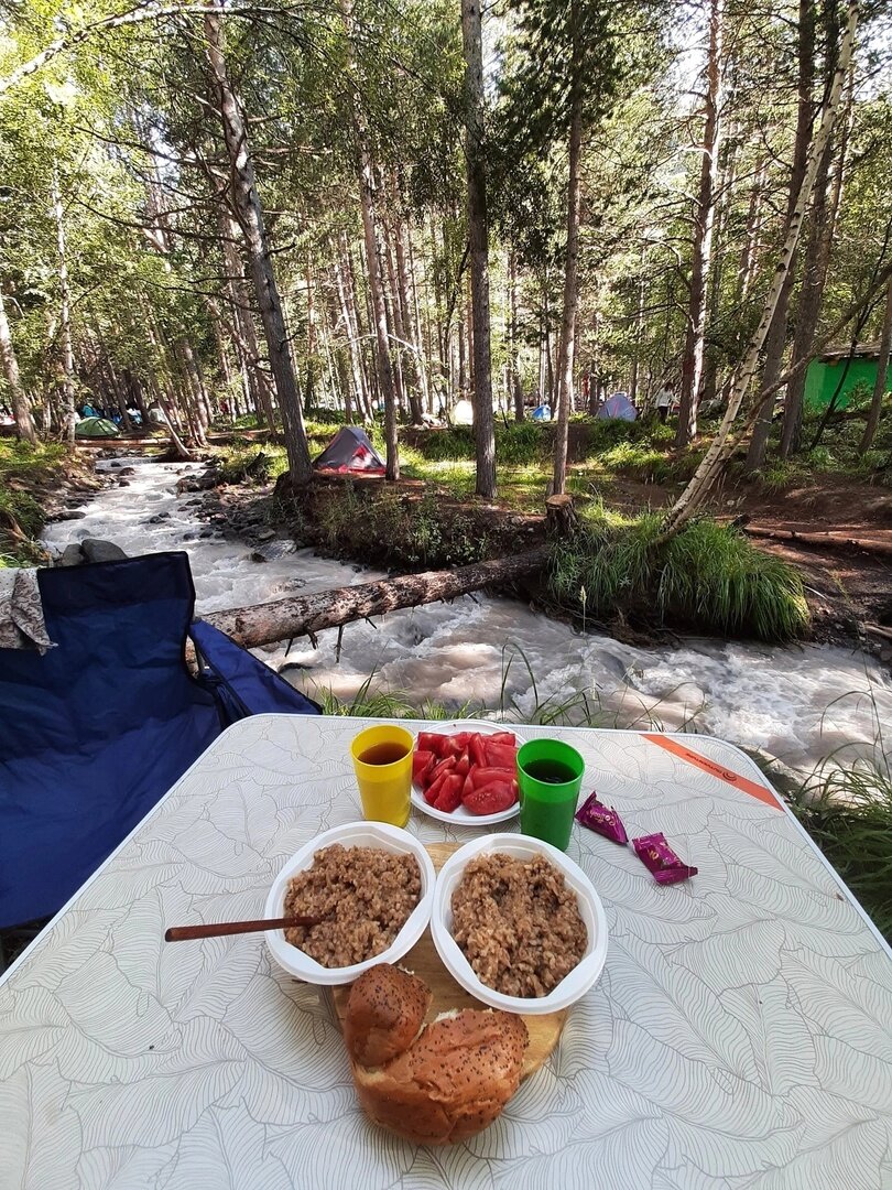Плотный завтрак в кемпинге Бивуак перед походами в горы.