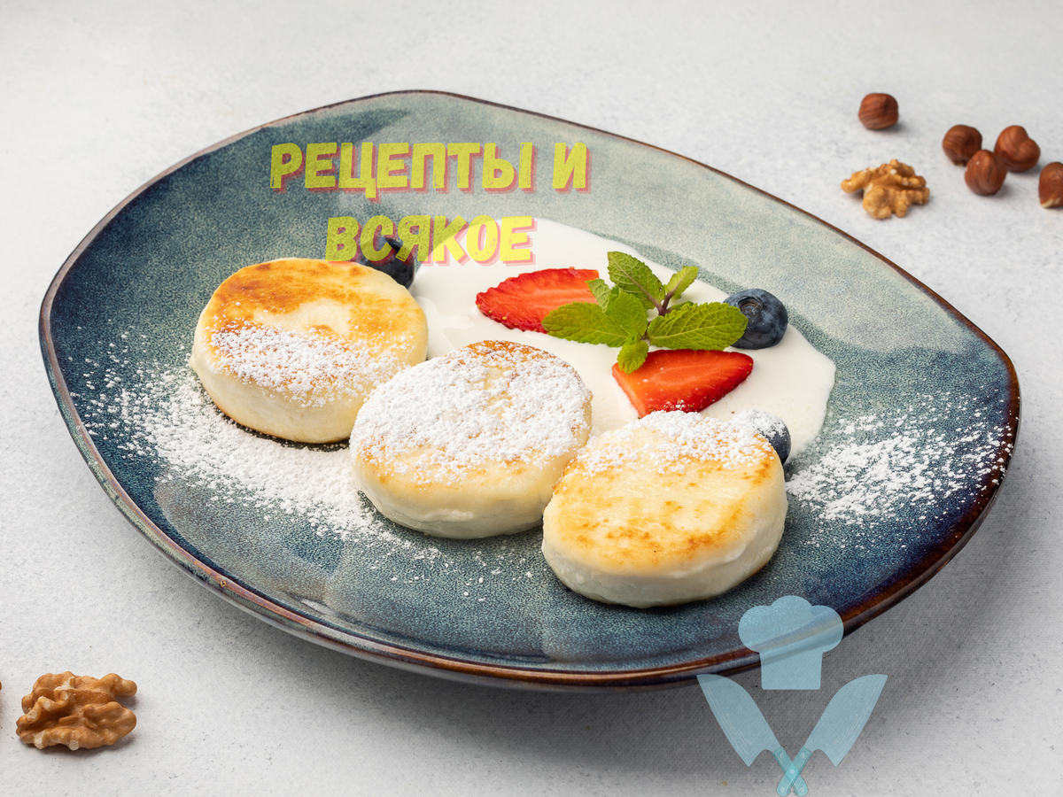 Ингредиенты  Творог - 480 г 
Яйцо - 1 шт 
Сахарная пудра - 1,5 с.л
Ванильный сахар - 10 г 
Манка - 1,5 с.л
Курага - 2 шт 
Финики - 3-5 шт
Кукурузная крупа - 40 г 
Подсолнечное масло - 20 мл
Соль - щепотка 