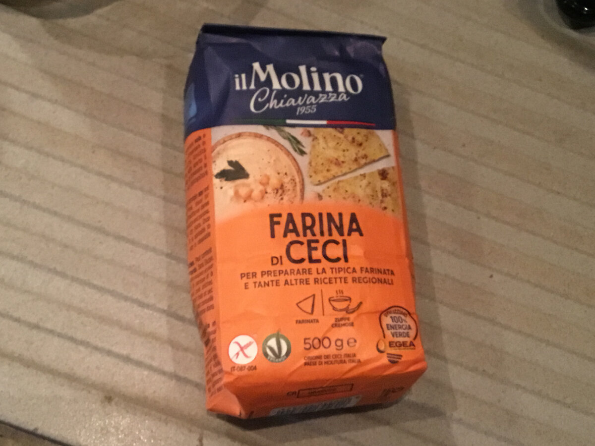 Мука из бараньего гороха. В Лигурии готовят из нее не только паниссу, а также фаринАту. Добавляют в хлеб. 