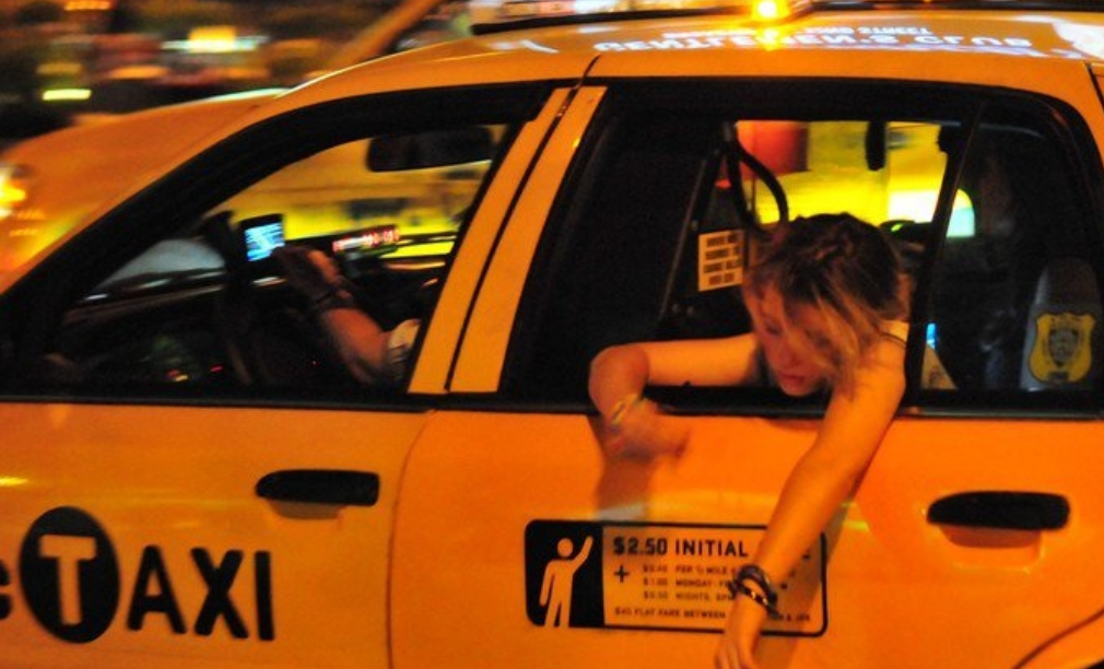 Девушка таксист. Пьяные девушки в такси. Пьянныедеаушки вьакси.