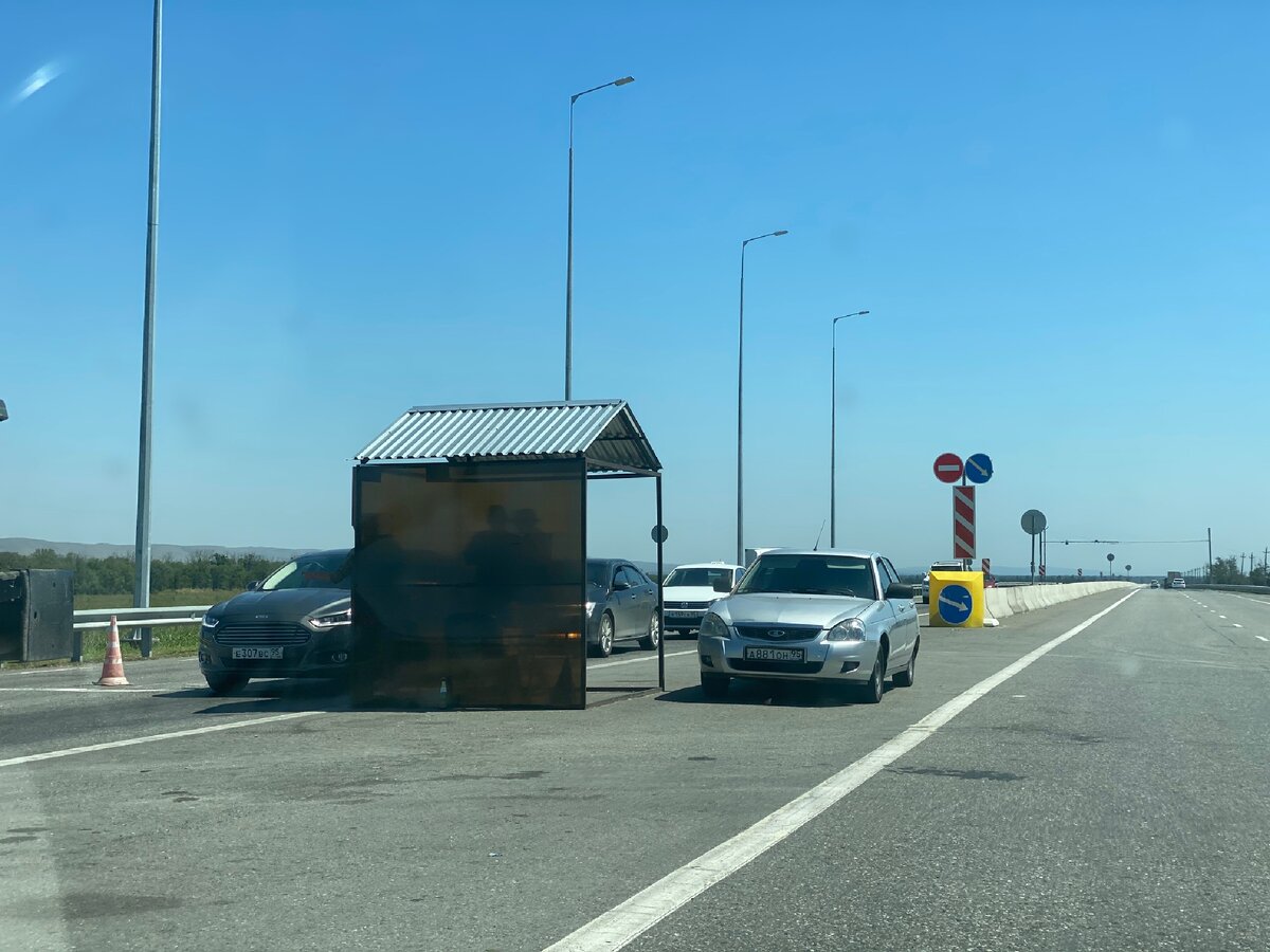 Проехали очередной блокпост. В будке стоят 3 полицейских с автоматами