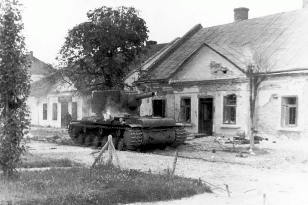 КВ-2 в городе Мыколаюв, немецкая фотография.
