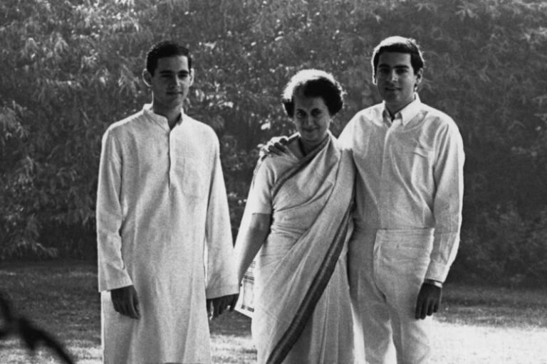 Индира Ганди с сыновьями. Фото из открытых источников. Яндекс