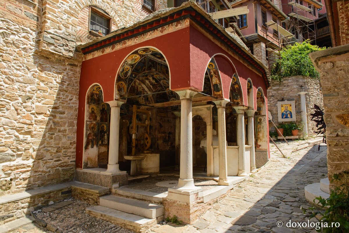 Тот самый колодец "Архангелов". Взято с сайта "doxologia.ro"