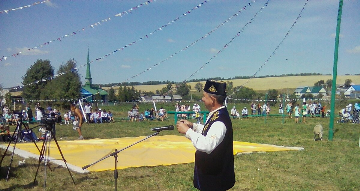 День села. Майдан Татарской Бездны можно назвать Площадью Тысячелетия. Какие только события не происходили здесь!  