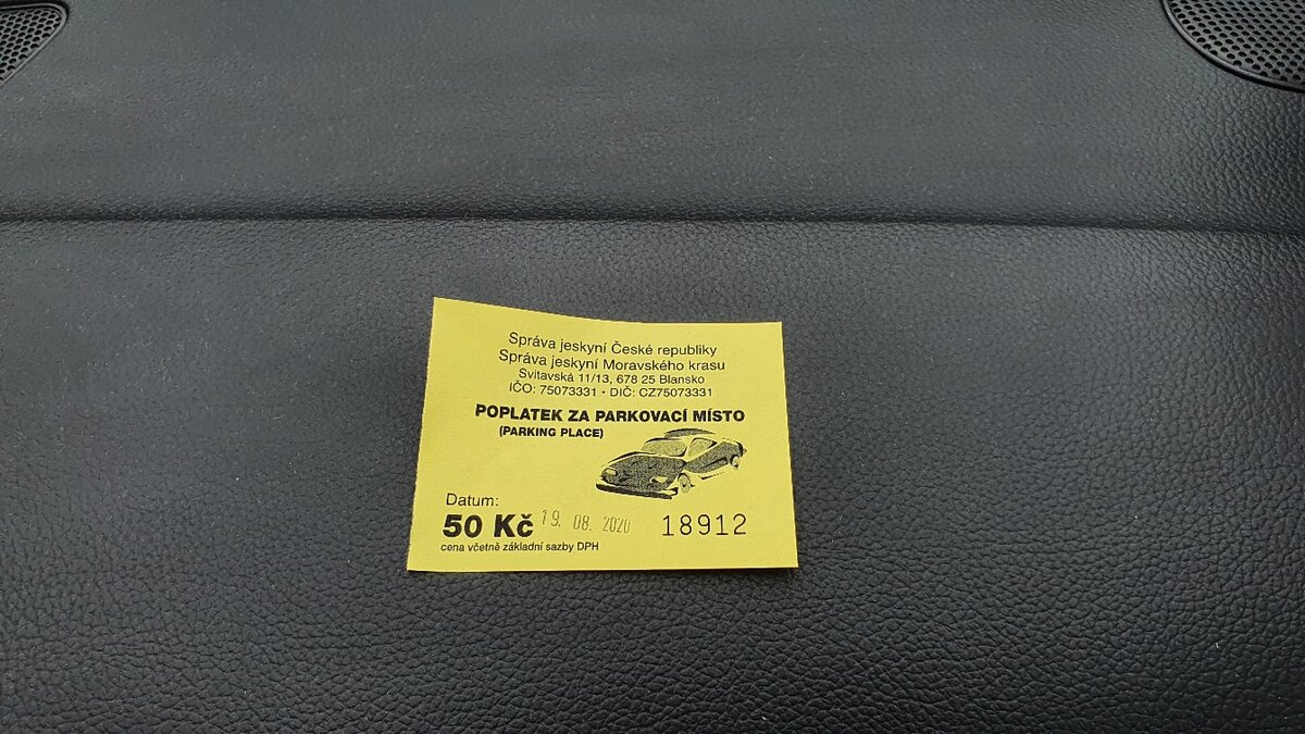Парковка на день стоит 50 крон (150 руб)