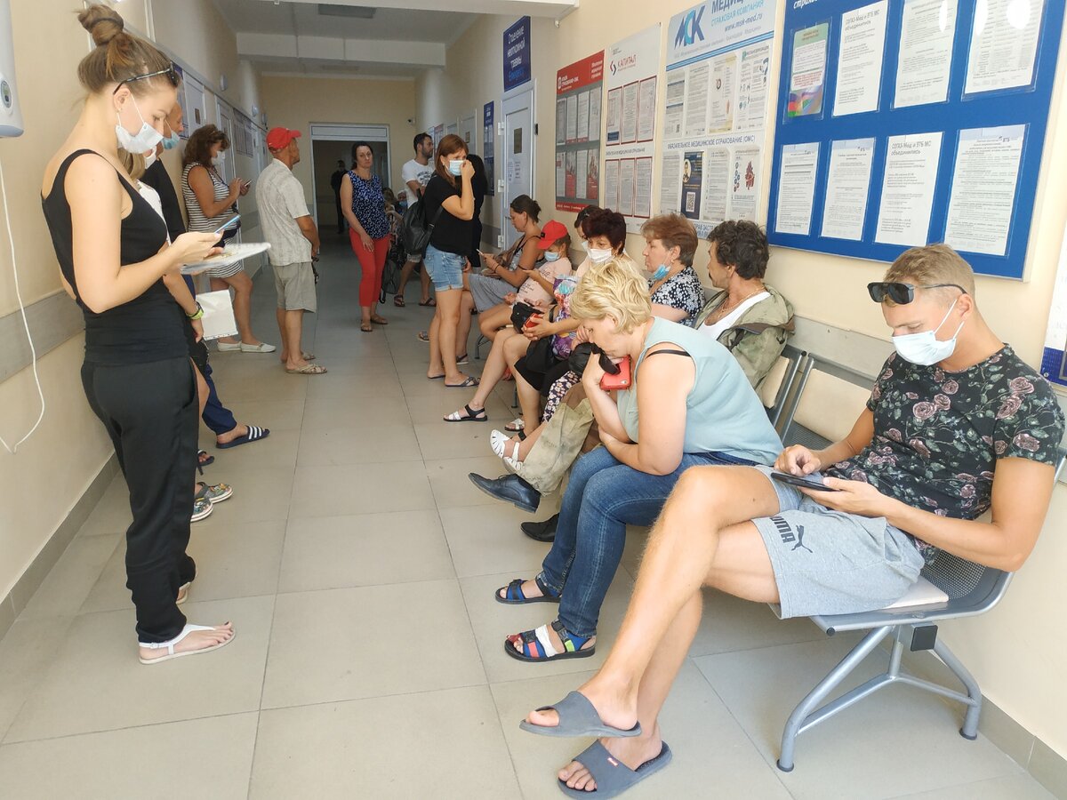 Очередь в травматологию в приемном покое городской больницы Геленджика