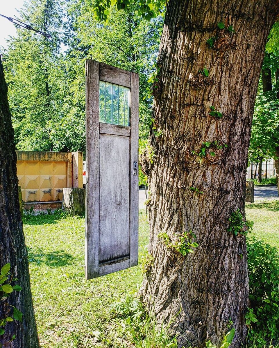 Маленькая «парящая» дверца там же