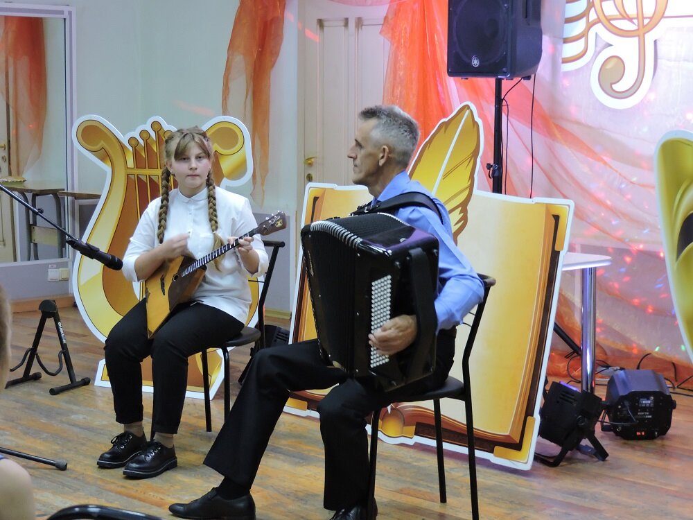 .ученица ЛДШИ Ольга Бондаренко, концертмейстер Алексей Силантьев. Церемония награждения сопровождалась концертными номерами. 