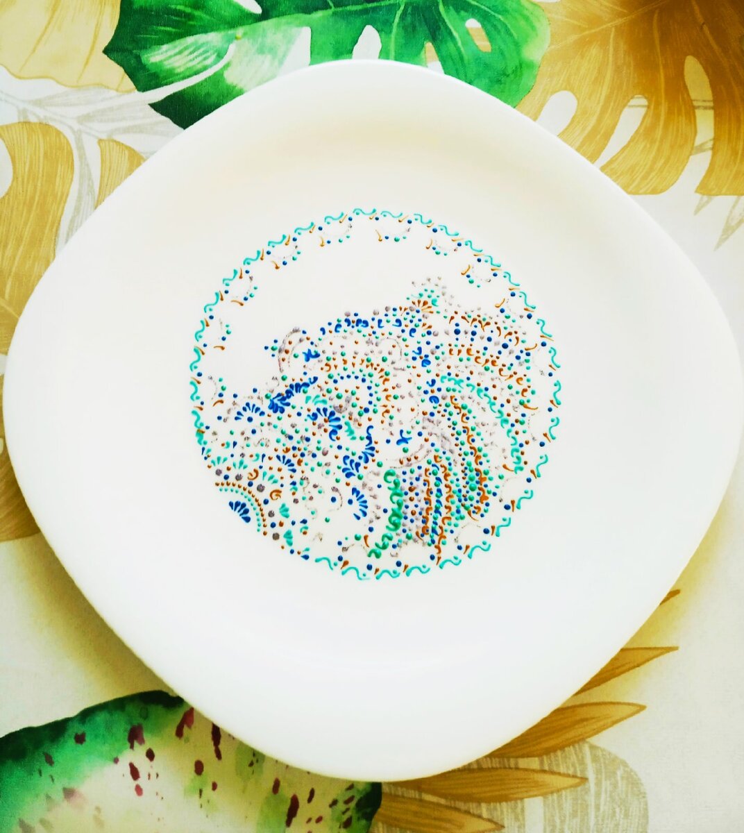 Скатерть создала настроение. Белый фон с яркой зеленью.