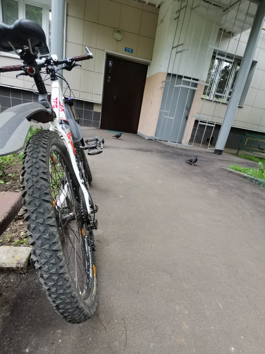 От этой резины вой такой,что за ним не слышно никого, кто к тебе приближается.